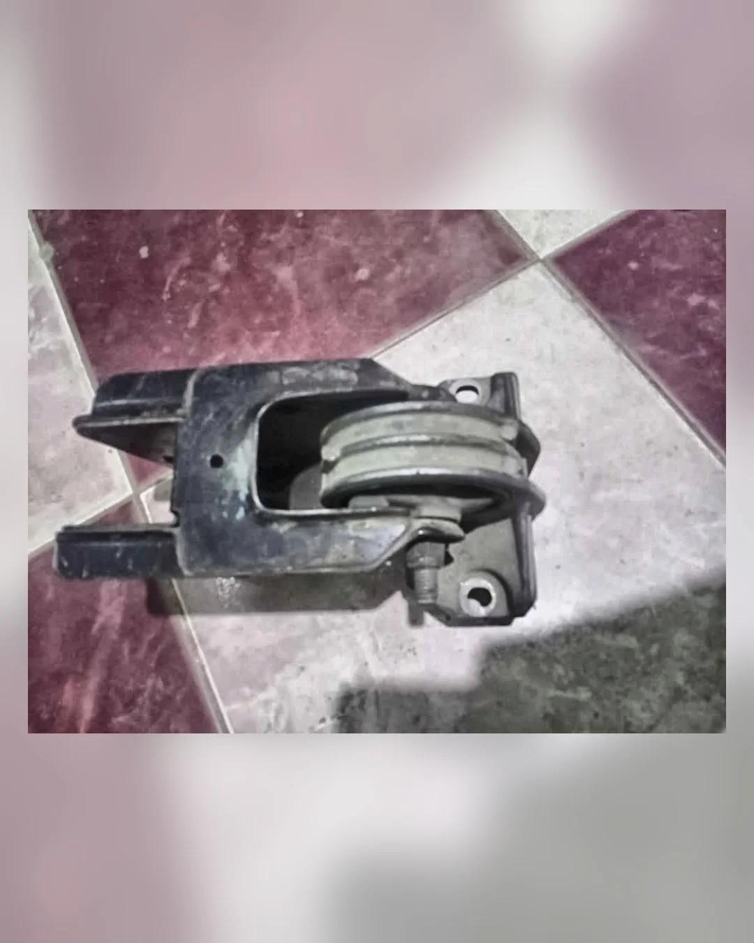 قاعدة (حامل) ماتور رينو موديل 2000 — استيراد