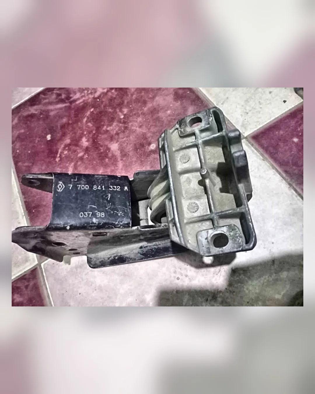 قاعدة (حامل) ماتور رينو موديل 2000 — استيراد